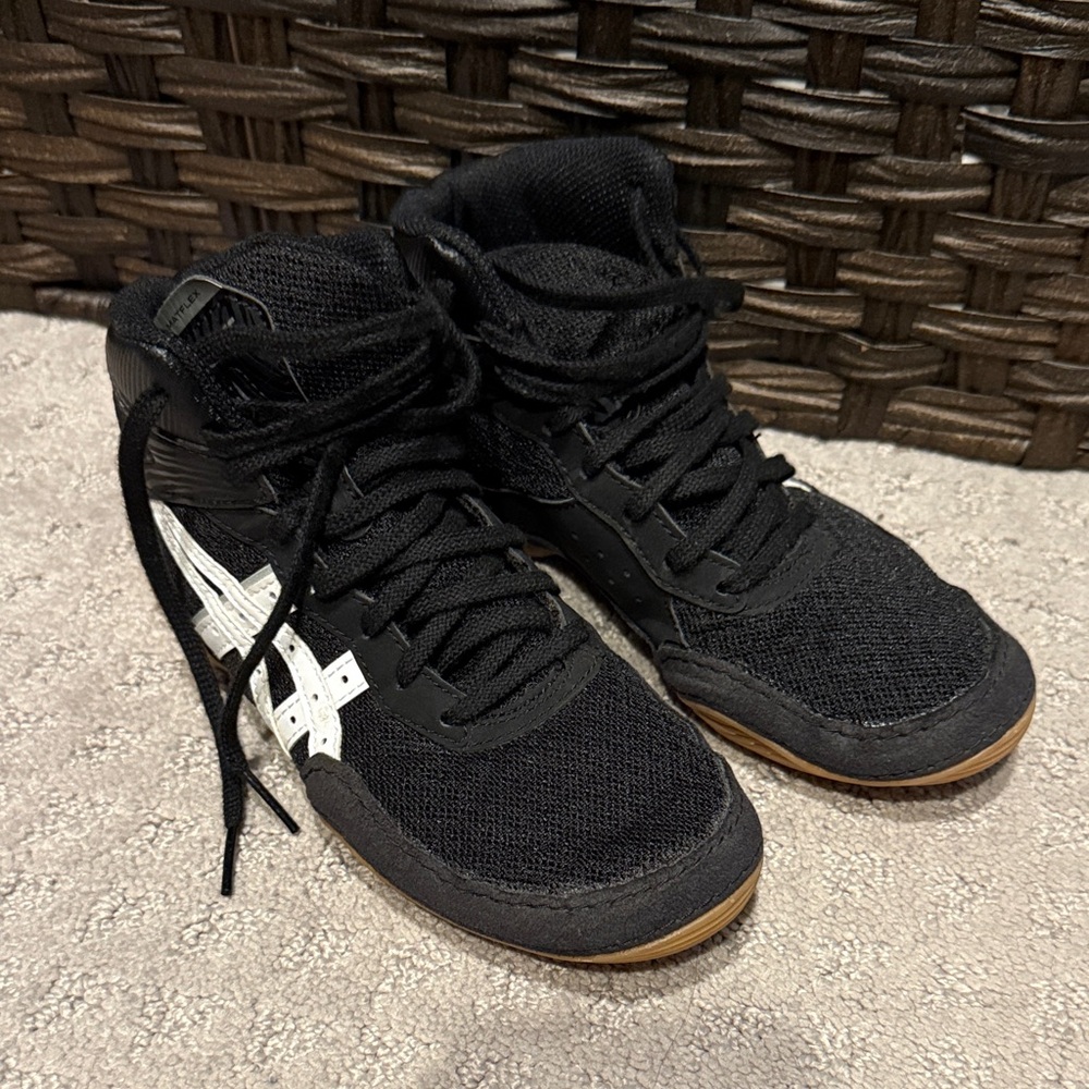 Asicis wrestling shoes youth size 2 1/2.